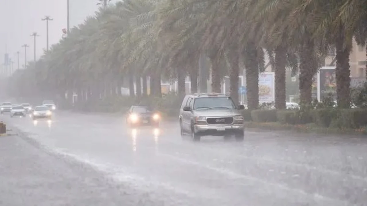 مخاطر مرورية تهدد المسافرين في العيد تزامناً مع توقعات هطول الأمطار الغزيرة